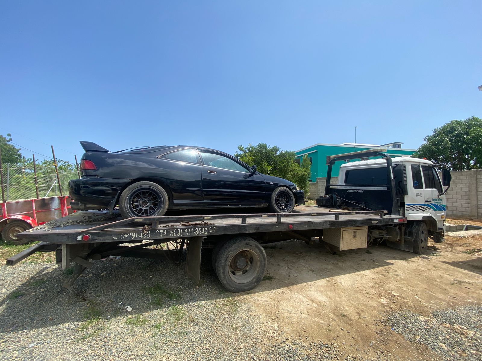 Automóvil deportivo transportado en una grúa de plataforma