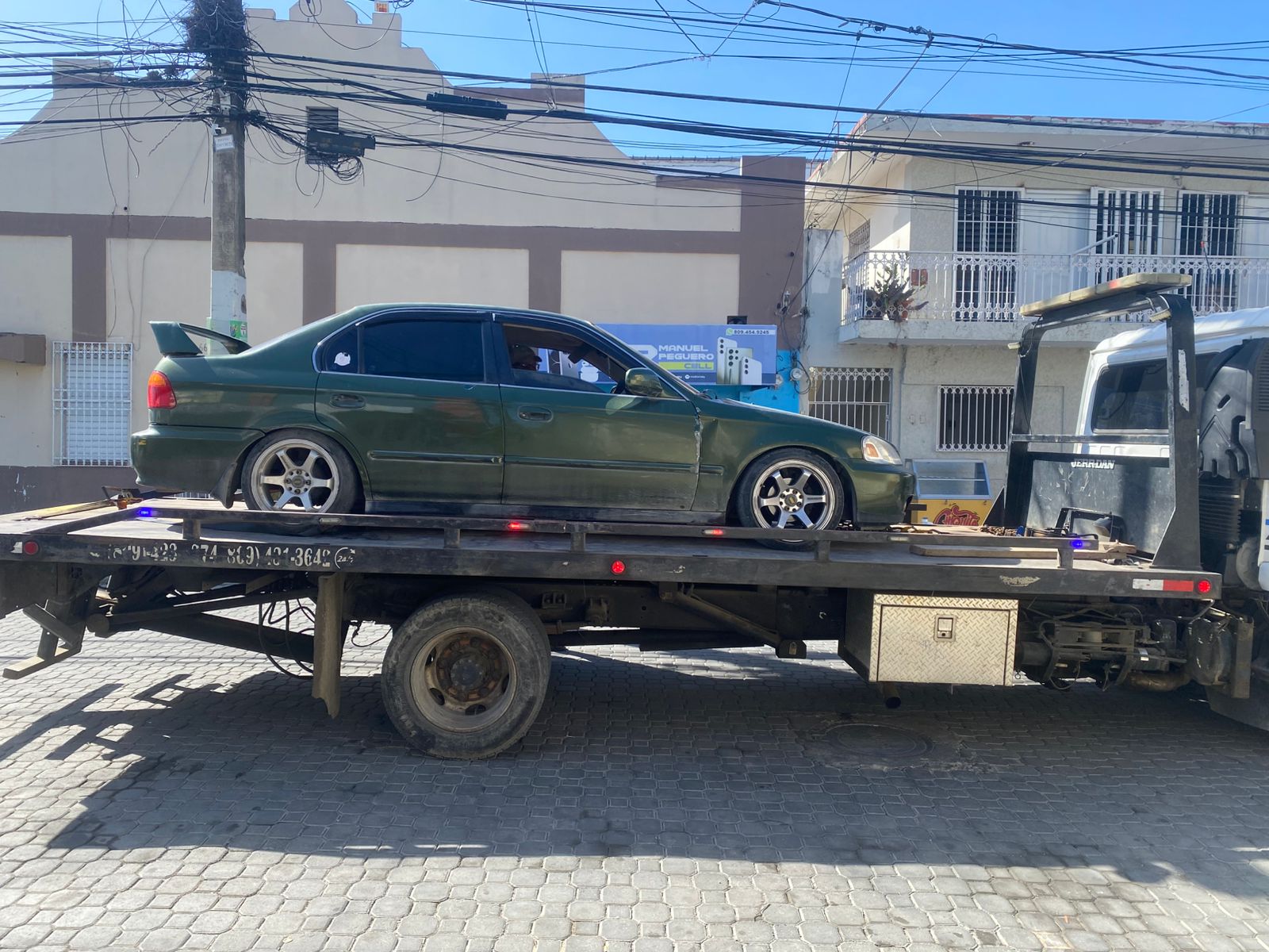 Automóvil verde asegurado sobre plataforma