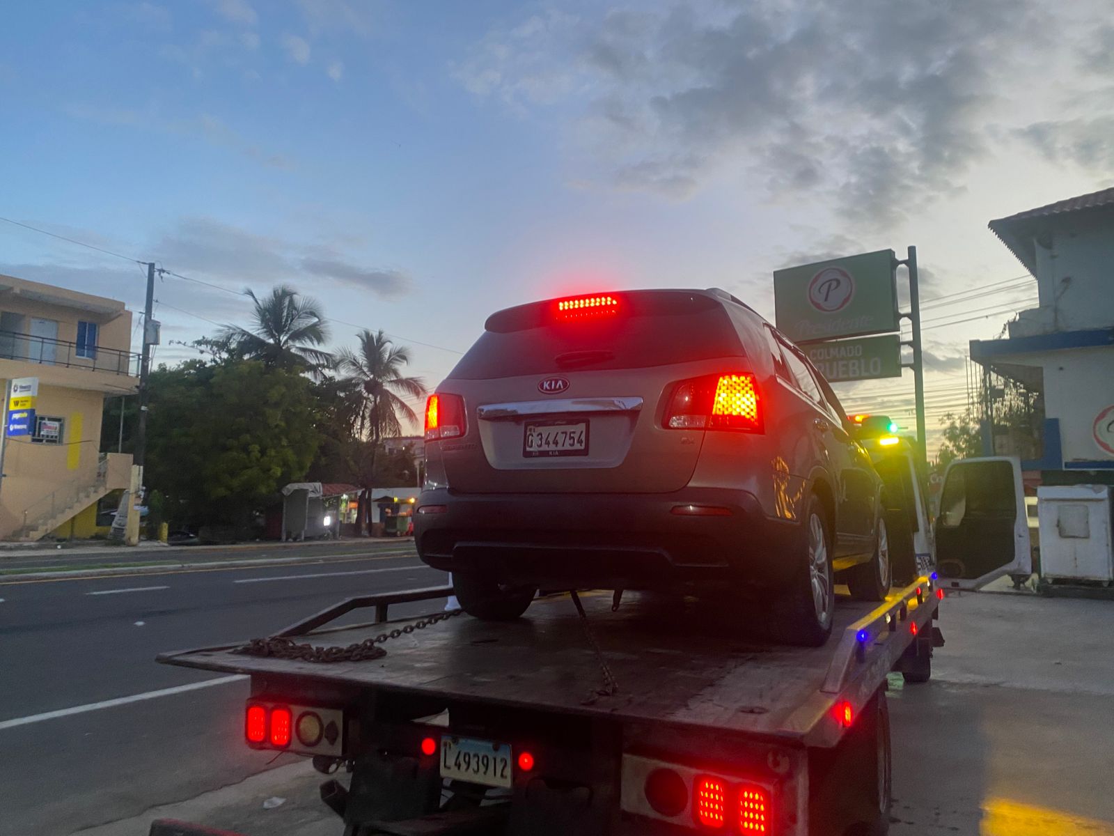 Servicio de grúa realizado al atardecer