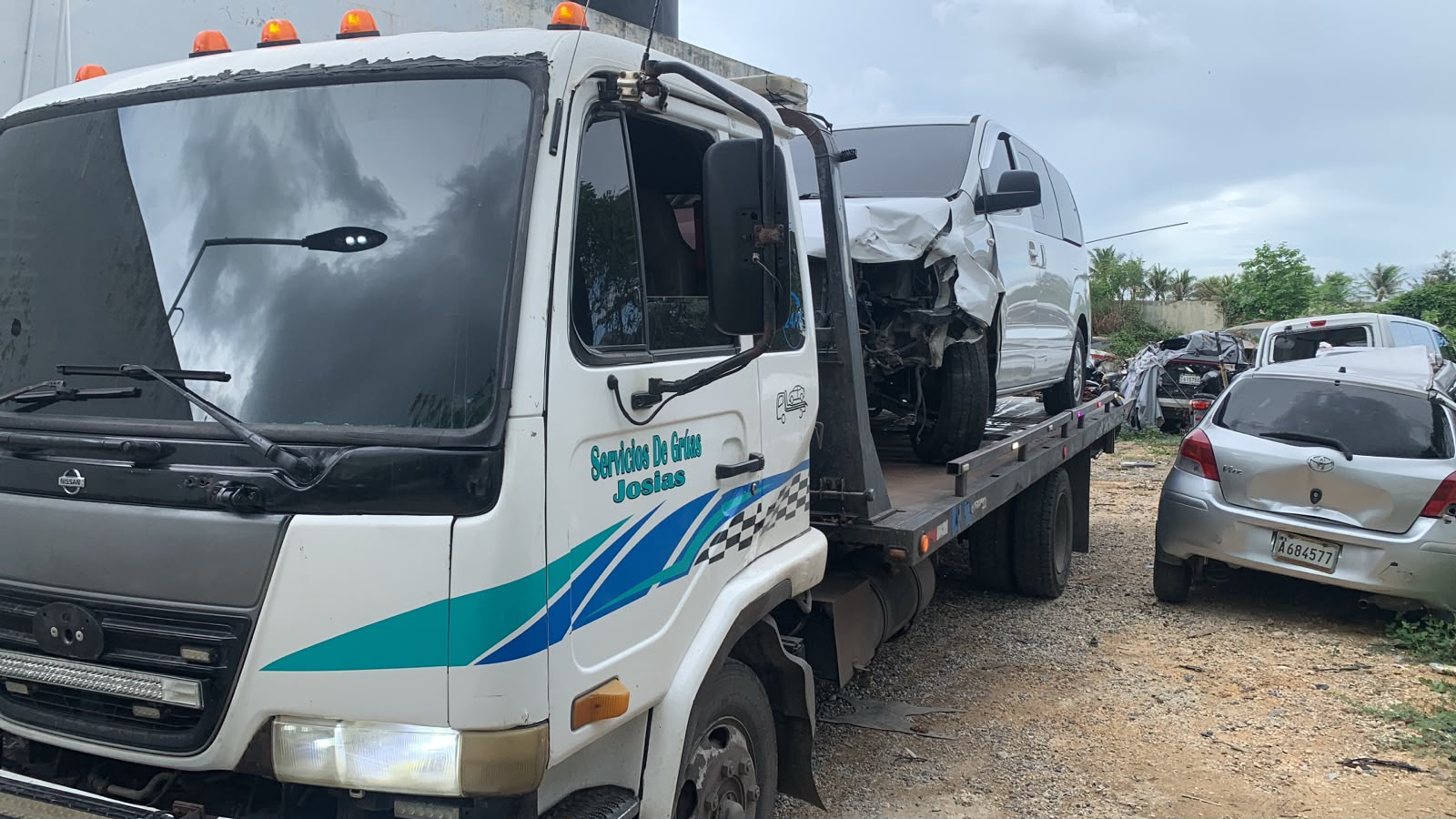Grúa Josías transportando un vehículo accidentado