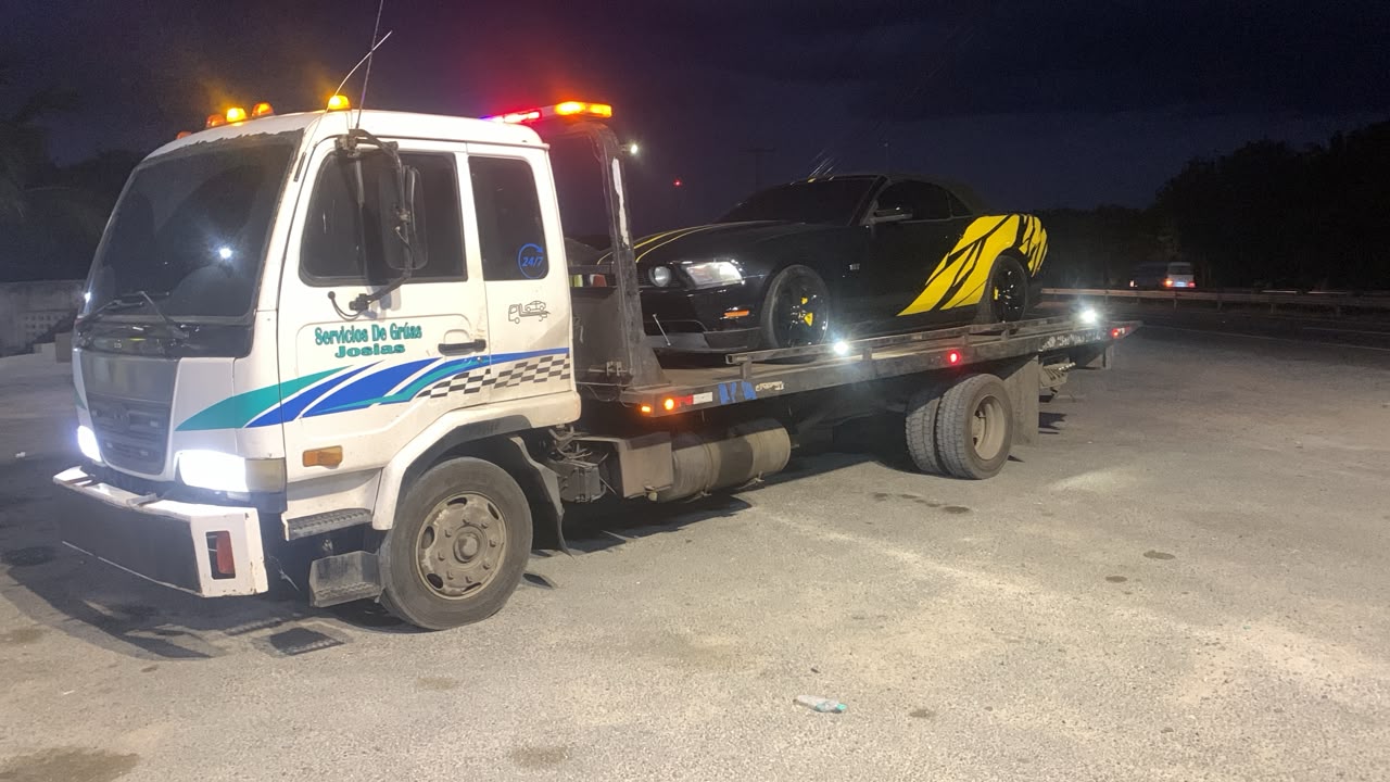 Grúa Josías prestando servicio nocturno